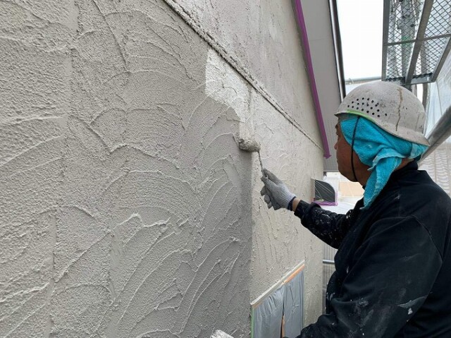 スタッコ壁　上塗り塗装<br />
<br />
より強靭な塗膜を形成して、耐候性や仕上がりを良くするため、もう一度、塗装を施します。